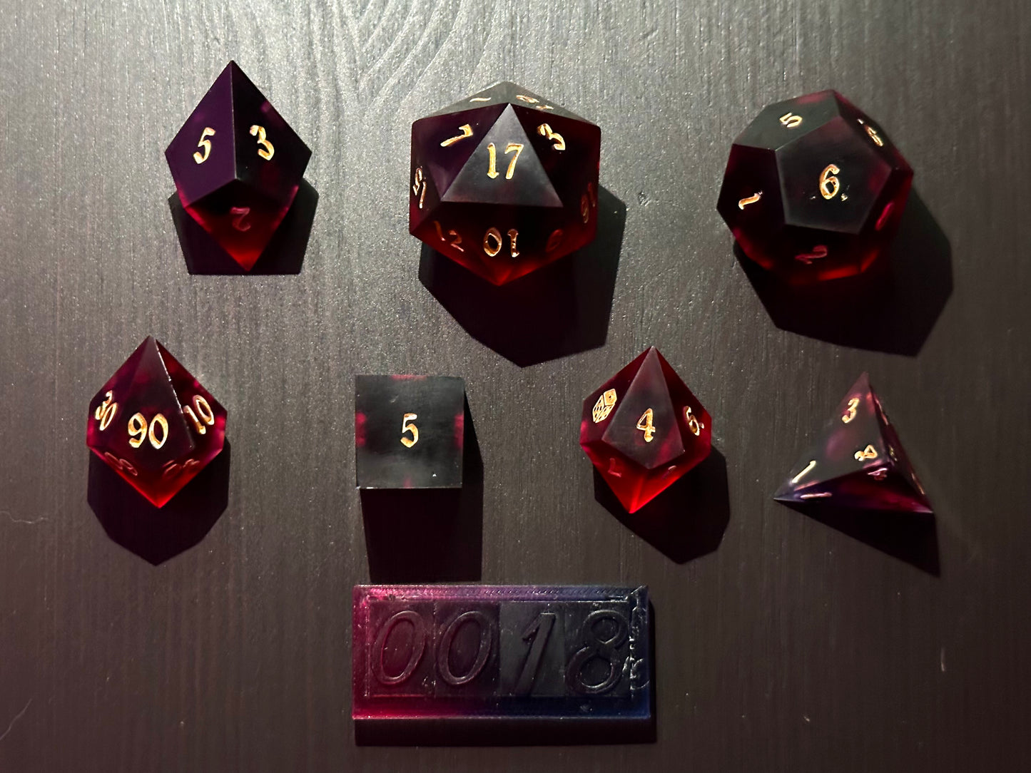 Rubinowe kostki RPG premium na stole