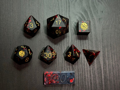 Czarno-czerwony zestaw kostek RPG z żywicy na stole, unikatowe kostki do DnD, złote cyfry