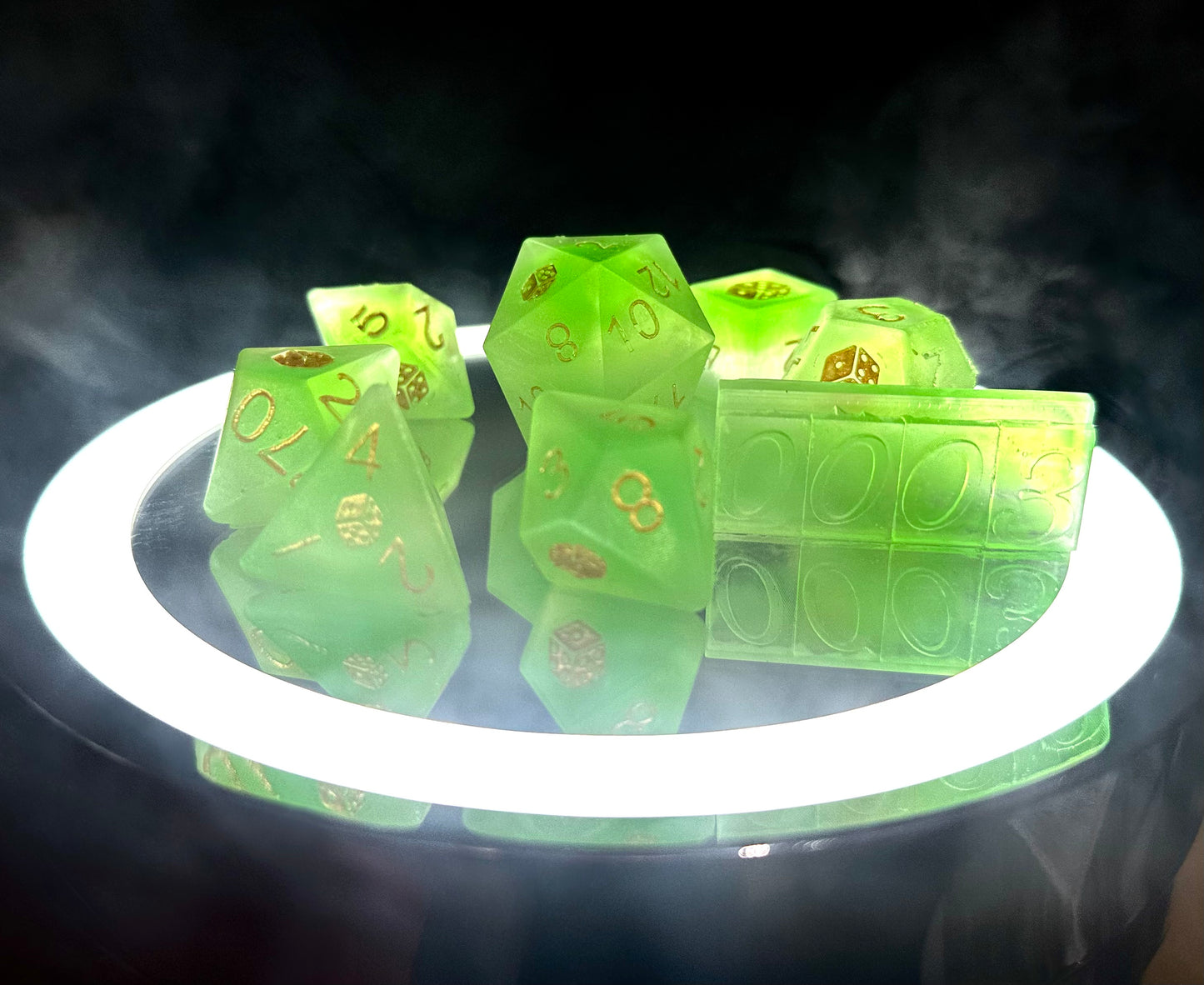 Jaskrawozielony ręcznie robiony zestaw kostek RPG z żywicy, złote cyfry, kolekcjonerskie