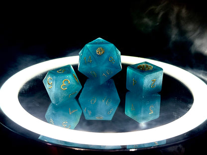 Ręcznie robione kostki RPG D20, D8 i D6 w kolorze morskim na lustrze, złote cyfry