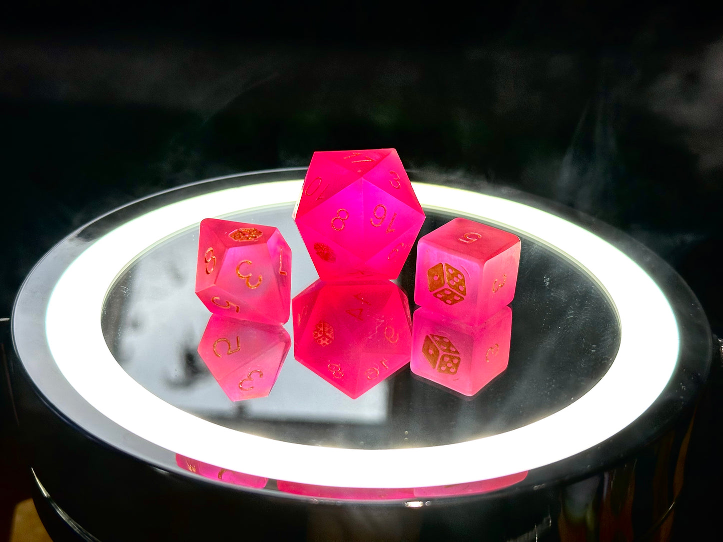 Neonowe różowe kostki RPG d20, d8 i d6 ręcznie robione z żywicy, odbicie na lustrze