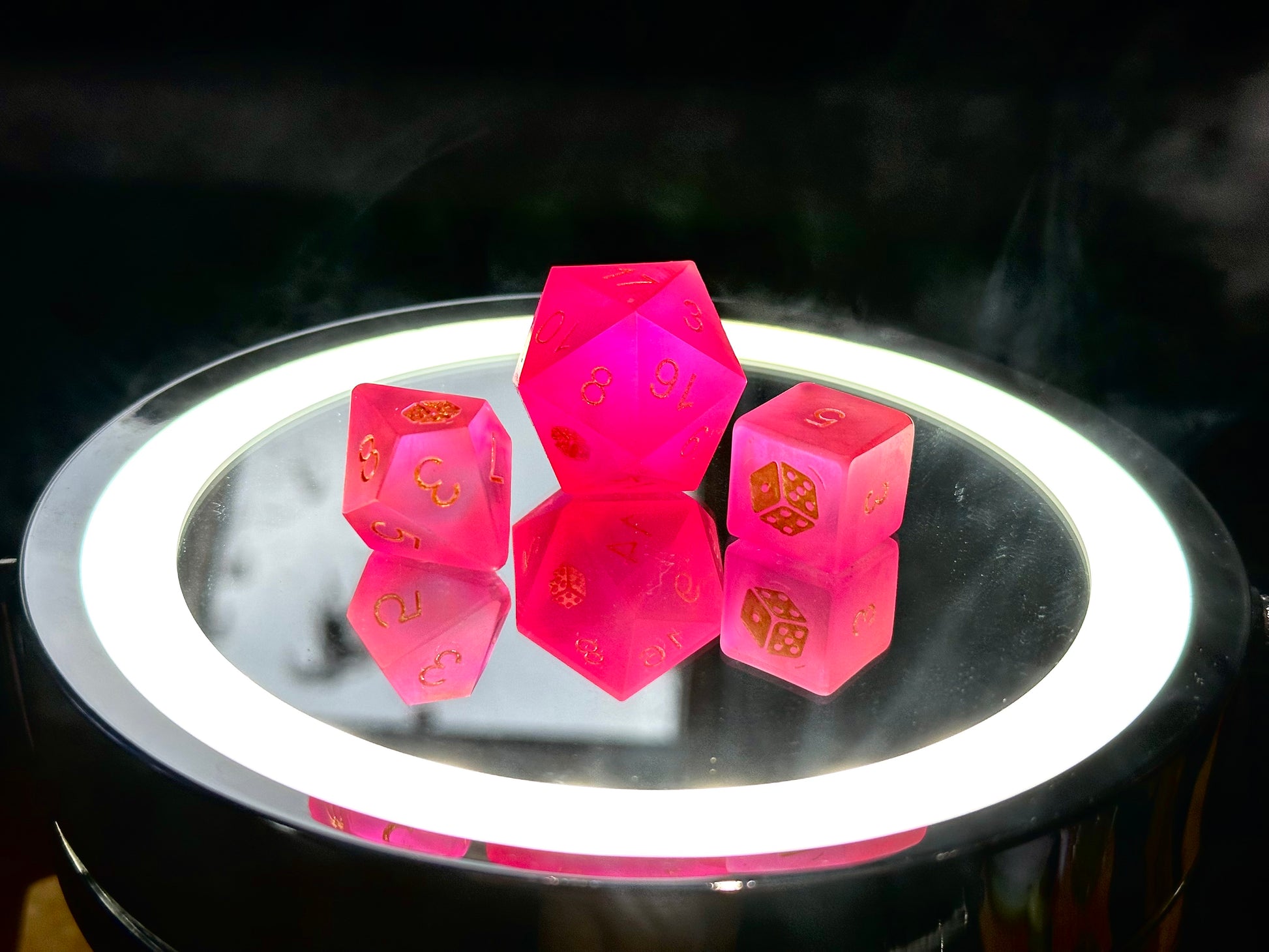Neonowe różowe kostki RPG d20, d8 i d6 ręcznie robione z żywicy, odbicie na lustrze