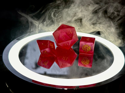 Czerwone kostki RPG z żywicy, d20 i d6, na lustrzanym tle z dymem i podświetleniem LED.