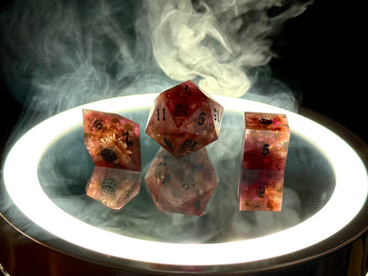 Kostki RPG d20 d8 d6 różowe z kwiatowym efektem – customowe żywiczne