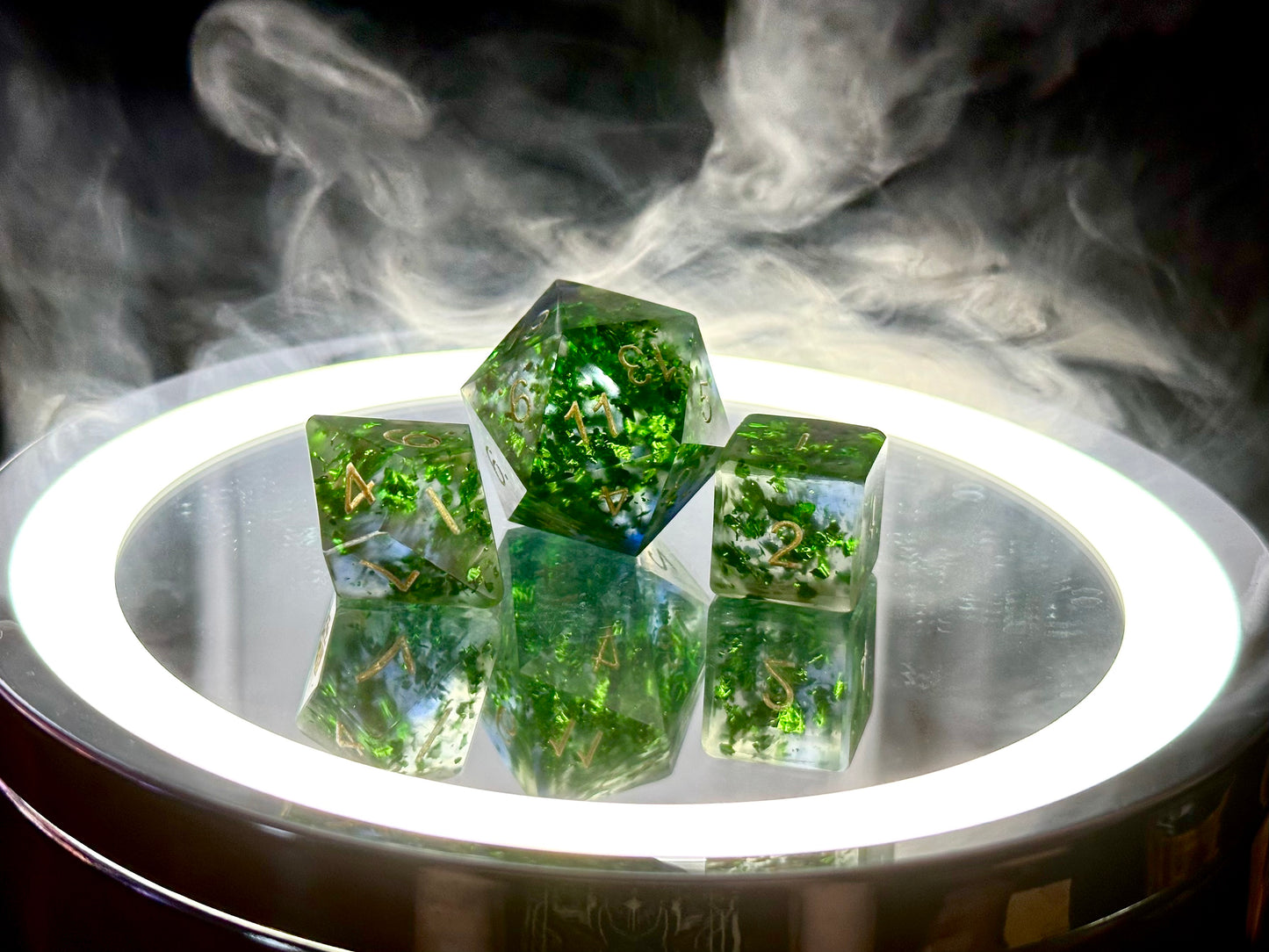 Przezroczyste zielone kostki RPG d20, d8, d6 z żywicy, na podświetlonym lustrze, z dymem w tle