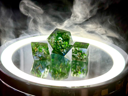 Przezroczyste zielone kostki RPG d20, d8, d6 z żywicy, na podświetlonym lustrze, z dymem w tle