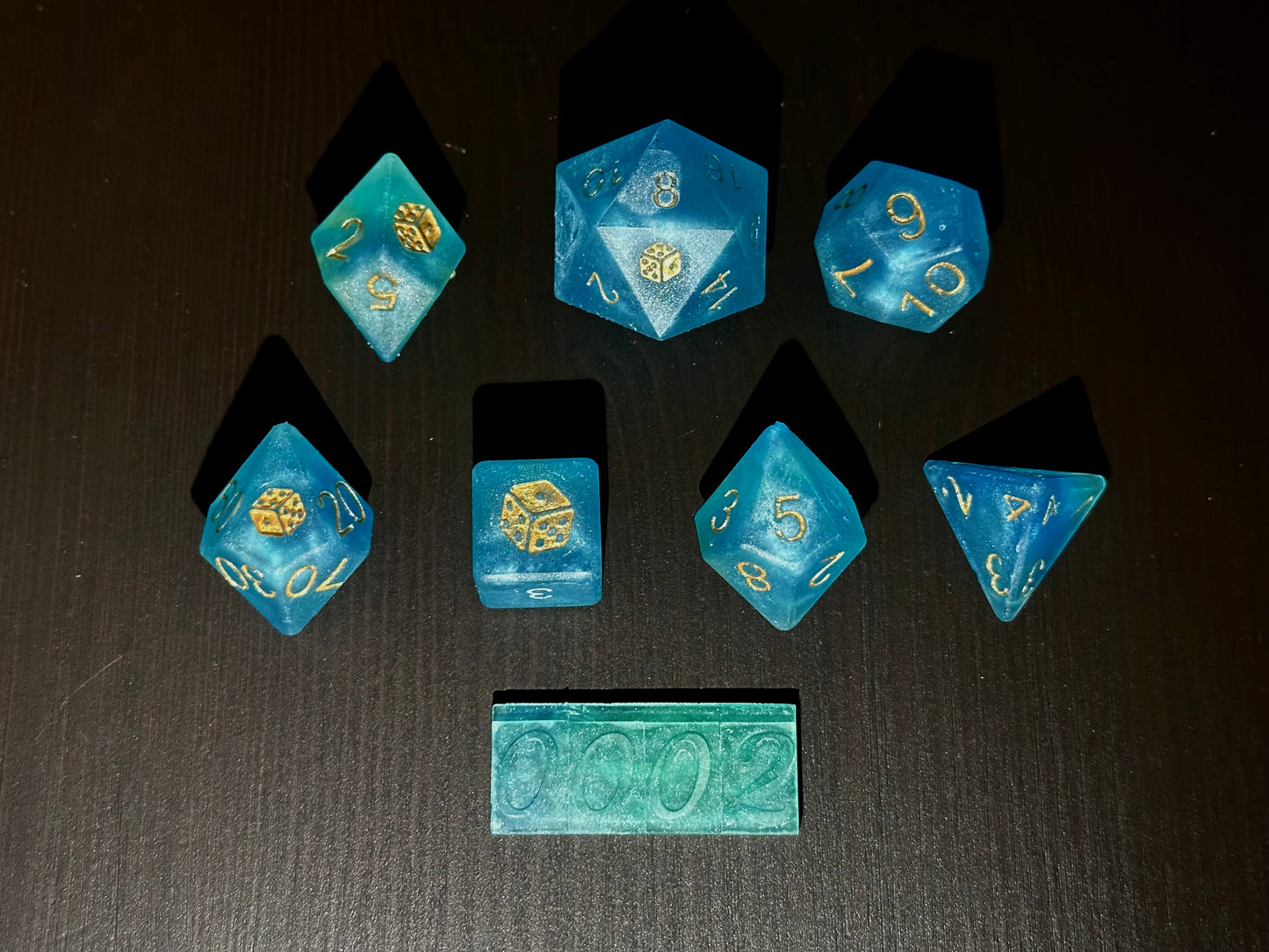 Morski zestaw niebieskich kostek RPG z żywicy do DnD na czarnym stole