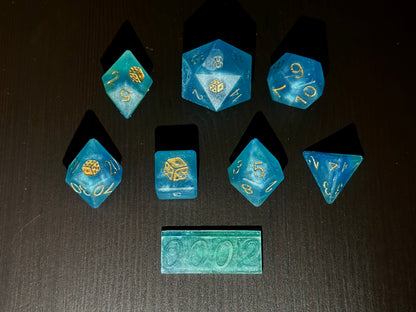 Morski zestaw niebieskich kostek RPG z żywicy do DnD na czarnym stole