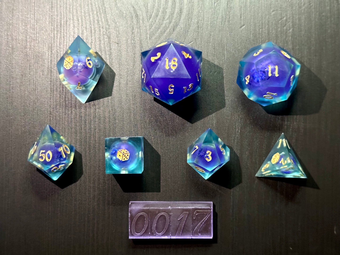 Niebiesko fioletowe kostki RPG liquid core na stole