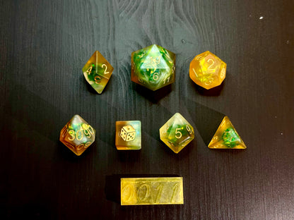 Pomarańczowo-zielone kostki RPG z żywicy na stole, ręcznie robione zestaw do DnD.