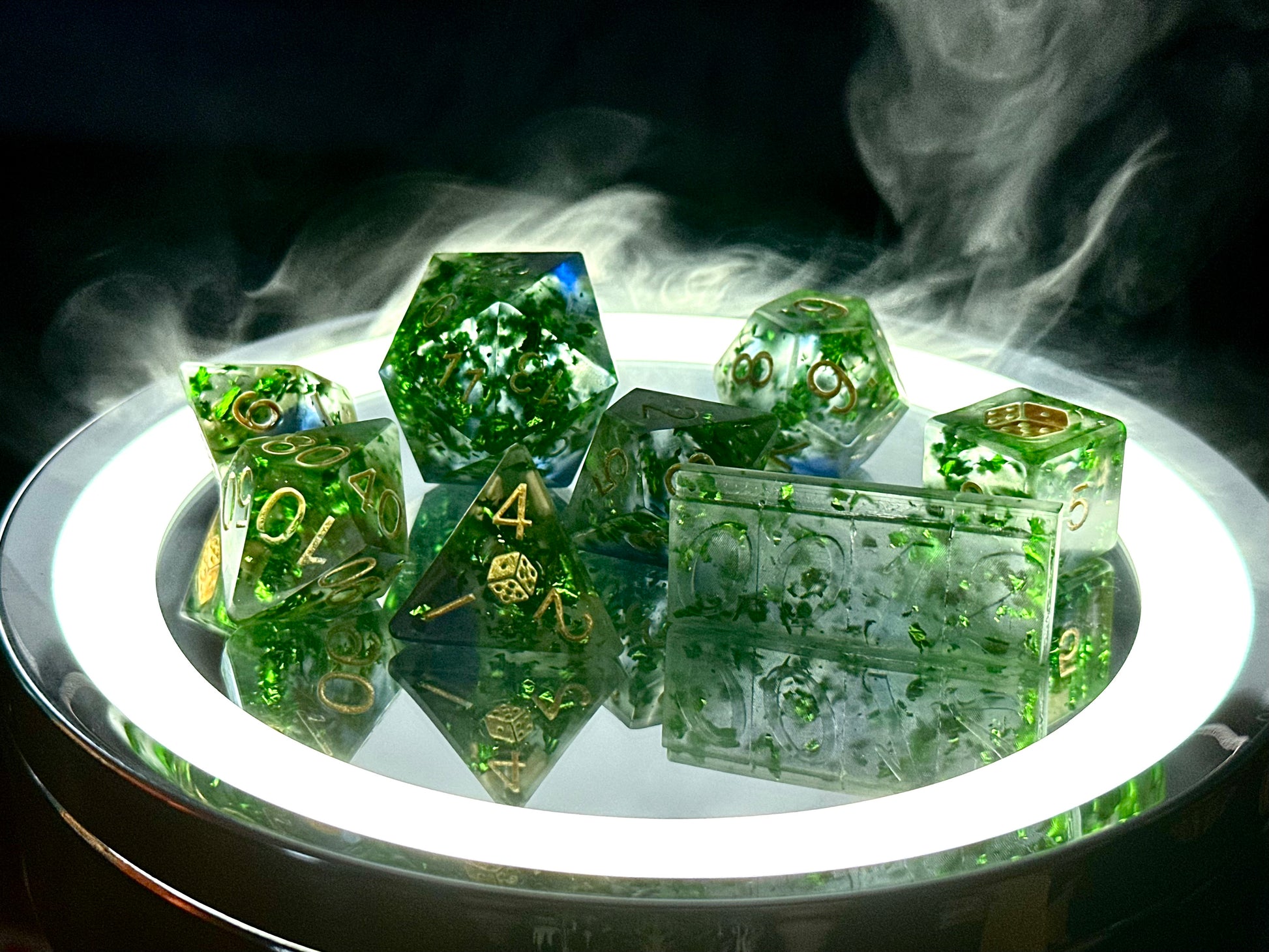 Przezroczysty zielony zestaw kostek RPG z żywicy, ręcznie robione, na podświetlonej tacy