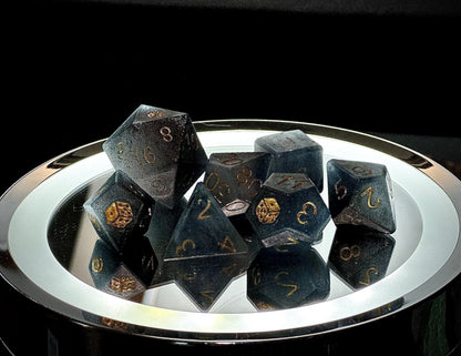 Ręcznie robiony zestaw kostek RPG czarno-biały grafitowy z numerem seryjnym – żywiczne kostki RPG premium