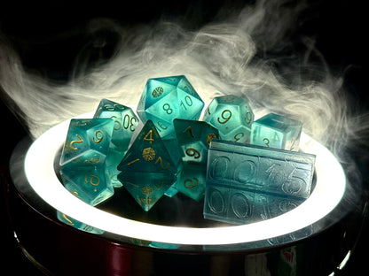 Turkusowy ręcznie robiony zestaw kostek RPG z numerem – żywiczne premium