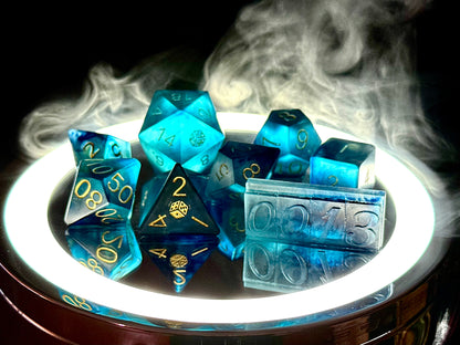 Turkusowy zestaw kostek RPG z efektem czarnego dymu – ręcznie robione premium