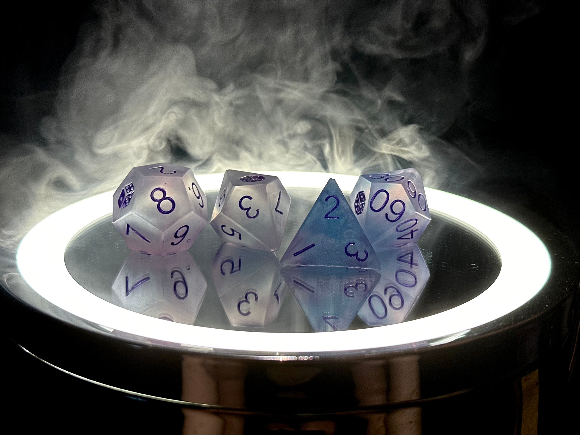 Pastelowe kostki RPG z żywicy na lustrze, d12, d8, d10, d100, unikatowy design, dym w tle