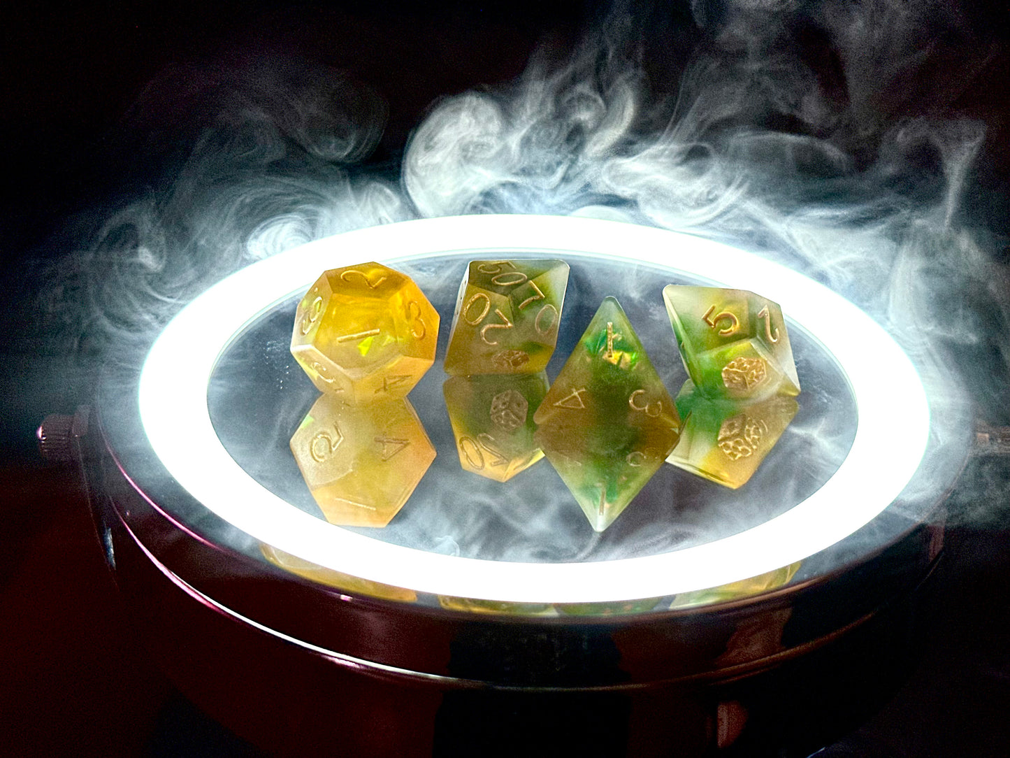 Zestaw ręcznie robionych kostek RPG z żywicy, efekt zielonej folii, na podświetleniu