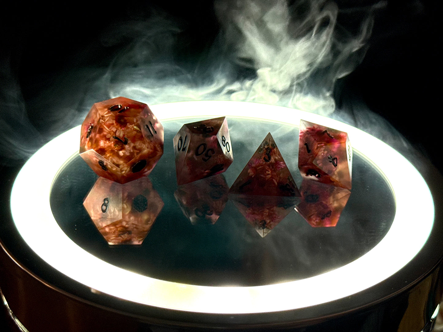 Zestaw kostek RPG d12 d100 d10 d8 z zatopionymi różowo czerwonymi kwiatami – premium