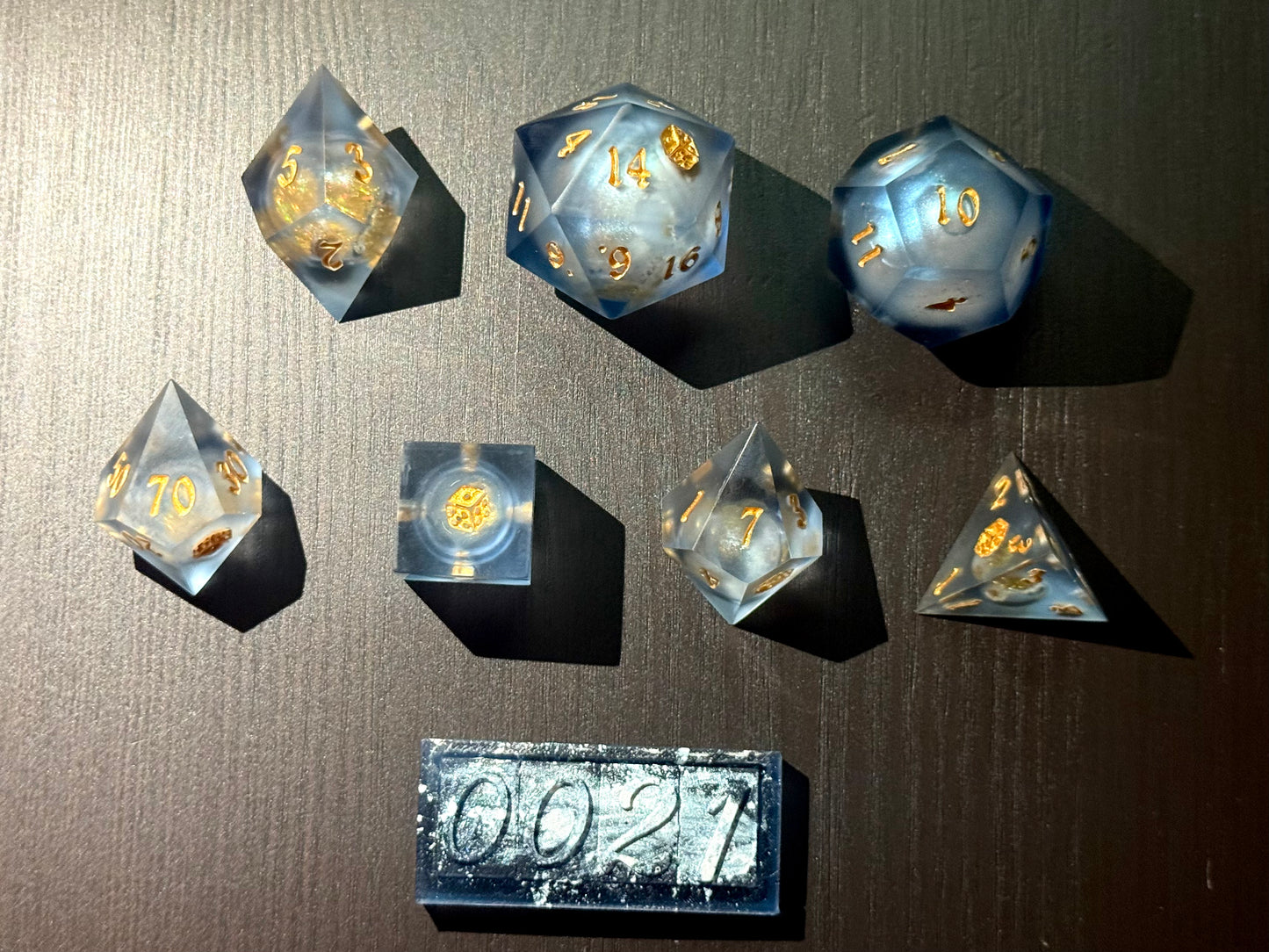 kostki rpg liquid core ruchomy rdzen zloty brokat efekt obracania kosci